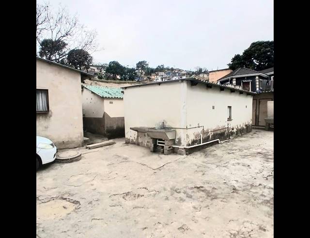 8 BEDROOM HOUSE FOR SALE IN UMLAZI J